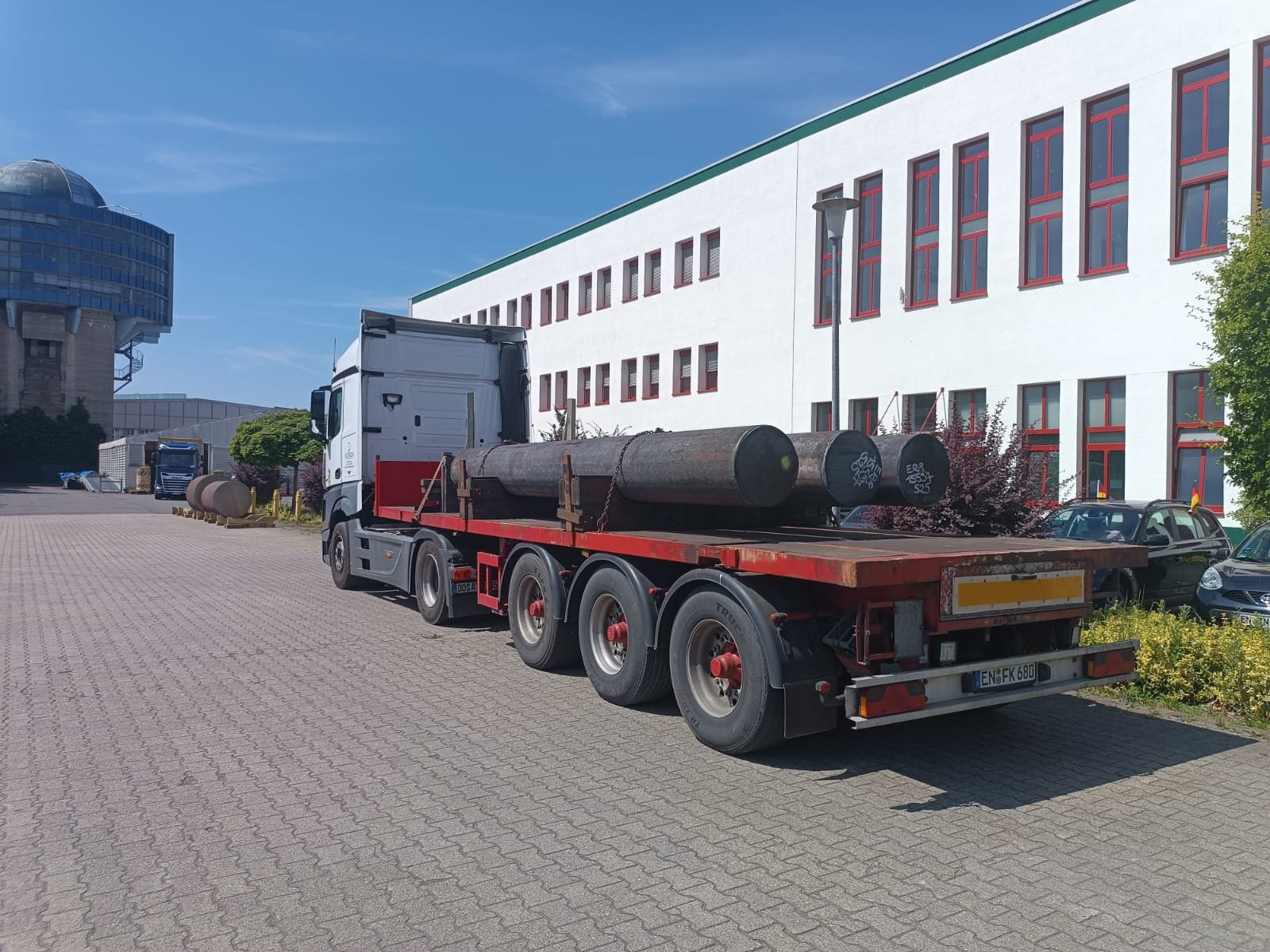 Plateauauflieger beladen mit schweren Stahlrohren
